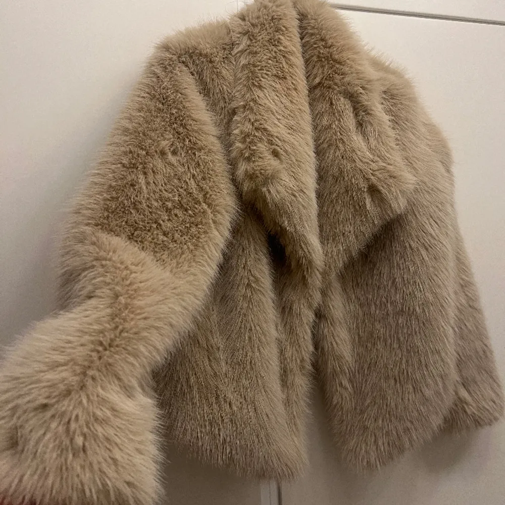 Säljer min päls jacka inköpt ifrån Istanbul, nypris är 1000kr och jag säljer den för 500kr den är i färgen beige o endast använd 1 gång.  Helt nyskick. Jackor.