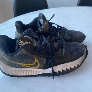Nike basketboll skor kyrie - Skor har använts 