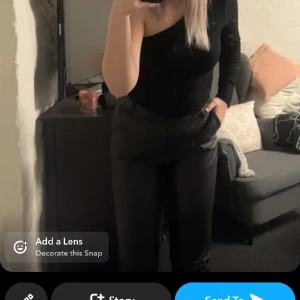 Skin byxor  - Dessa fake skin byxorna från madlady kommer tyvärr inte till användning längre, sitter jättefin och skönt material❤️ hör gärna av dig vid frågor eller funderingar❤️