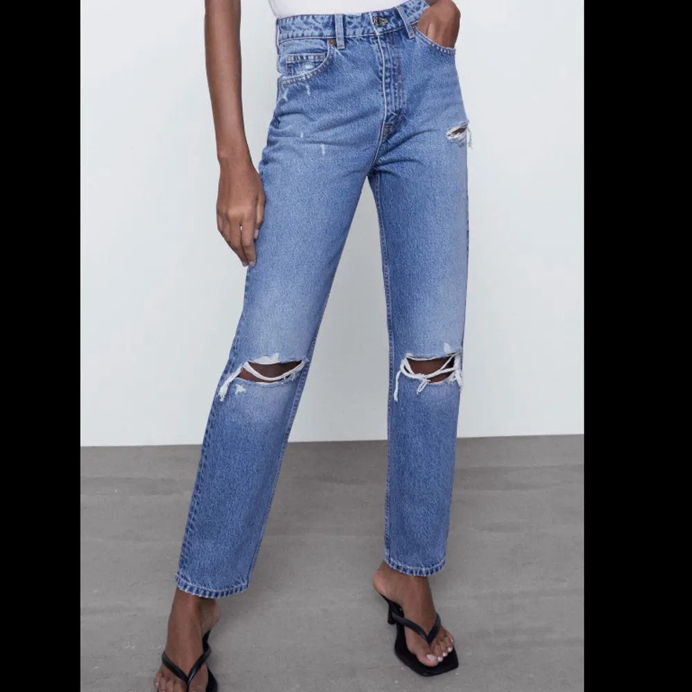 Hej! Säljer dessa ripped Mom jeans i topp kvalitet, byxorna är endast använda vid tillfället på bilden så de är i princip nya. Nypris för byxorna ligger på 599kr. De är i storlek 36. Är du intresserad hör av dig💕. Jeans & Byxor.