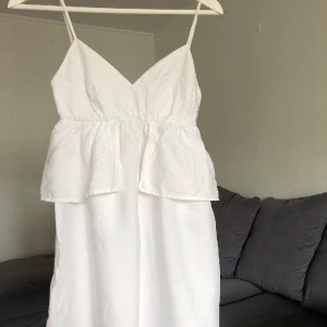 Vit klänning  - Vit klänning ifrån mango perfekt till examen/student