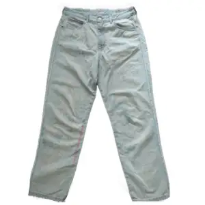 Ljusa jeans från Diesel med litet rosa  tryck på vänstra benet<3 Mycket bra skick och knappt använt!!