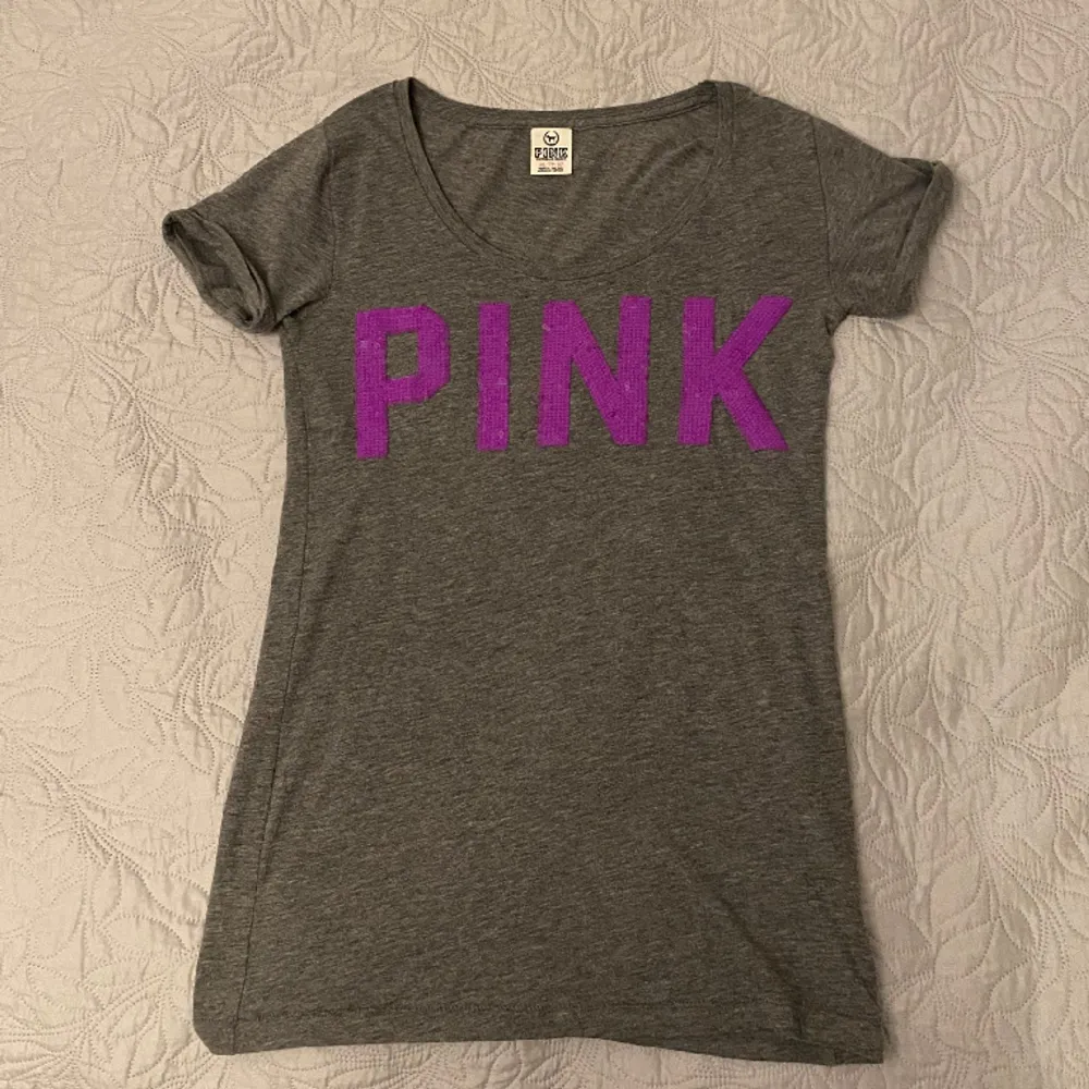 åtsittande grå tshirt från PINK i storlek XS. kontakta mig gärna vid intresse 😊. T-shirts.