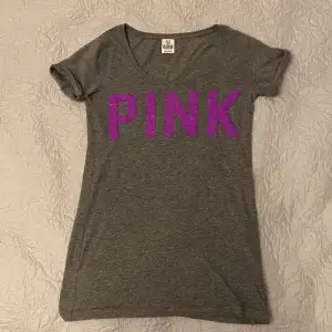 åtsittande grå tshirt från PINK i storlek XS. kontakta mig gärna vid intresse 😊