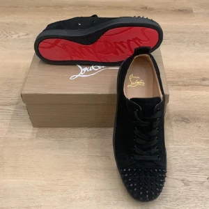 Christian Louboutin skor  - Mycket bra skick 9/10 använda ungefär 3 ggr. Väldigt Grisch skor skulle jag säga och box och dustbad medföljer🤝