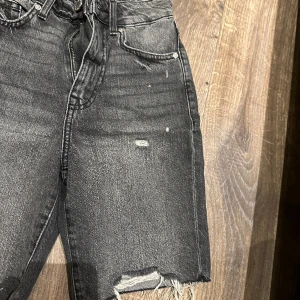 Jeans shorts - Aldrig använda så i nyskick. Lapparna sitter kvar. Säljer pga de är små för mig. 