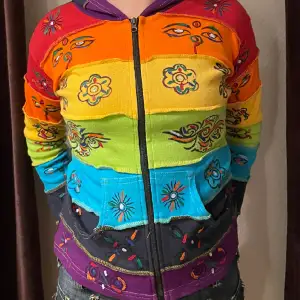 Färglad zip up tröja med mönster på. Köp på humana och  har tyvärr inte kommit till användning. 
