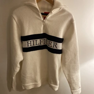 Tommy Hilfiger half Zip  - Säljer min Tommy Hilfiger half Zip. Pga används sällan. 9,5/10 skick. ord 1499kr mitt pris 500