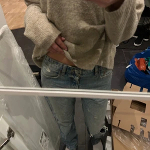 lågmidjade jeans från Zara - Ett par jätte snygga låg midjade jeans ifrån Zara! Dom har snygga hål på båda knäna och är långa i benen, jag är 173 och dom sitter perfekt i längden.  Dom är i storlek 36/S Dom har hål i insidan av midjan för att kunna dra åt midjan!