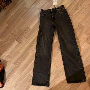 Zara jeans - Hög midjade  Storlek 34 Nypris 399kr Säljer för 250kr!