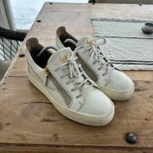 Giuseppe Zanotti  - Tjena säljer nu mina feta Giuseppe Zanotti skor, Storlek 41 men sitter som 42 (italiensk size), Cond 8/10, Kvitto finns. Nypris 5000-6000kr, Mitt pris 1899kr. Tveka inte vid frågor!  Mvh Arvid 