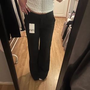 Kostymbyxor - Säljer dessa superfina kostymbyxor från Zara, köpta för 699kr men aldrig kommit till användning! 💛 Priser går att diskutera! 