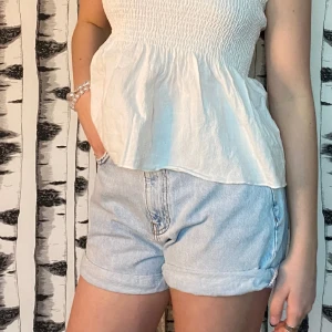 Jeansshorts  - Ljusblå jeansshorts från Gina Tricot med högre midja. Så så fina och perfekta till vår och sommaren💕🌷tyvärr blev dem för små☺️