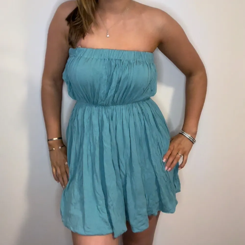 så sjukt fin blå/turkos klänning, den är helt perfekt till sommaren!!. Klänningar.