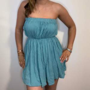 så sjukt fin blå/turkos klänning, den är helt perfekt till sommaren!!