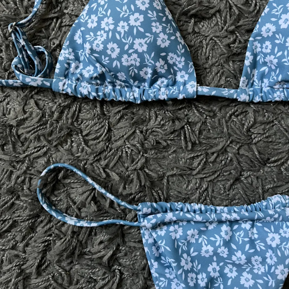 Helt oanvänd, blå blommig bikini i storlek XS.  80 kr, hämtas i Kalmar eller skickas mot fraktkostnad.. Övrigt.