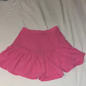 Helt oanvänd rosa kjol som fortfarande är helt nytt skick. (lapp finns kvar på)  Säljer den för att glömde bort att lämna tillbaka i tid. Lite genomskinlig i vissa ljus Köparen står för frakt men finns möjlighet att mötas upp i Stockholm 
