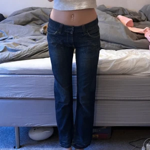 Lågmidjade raka levis jeans - Säljer för att dom är för korta för mig, jag är 180. De passar bra i midjan på mig som brukar ha 26/27 i storlek (lite åt det stora hållet), skulle även passa nån i storlek 28/29