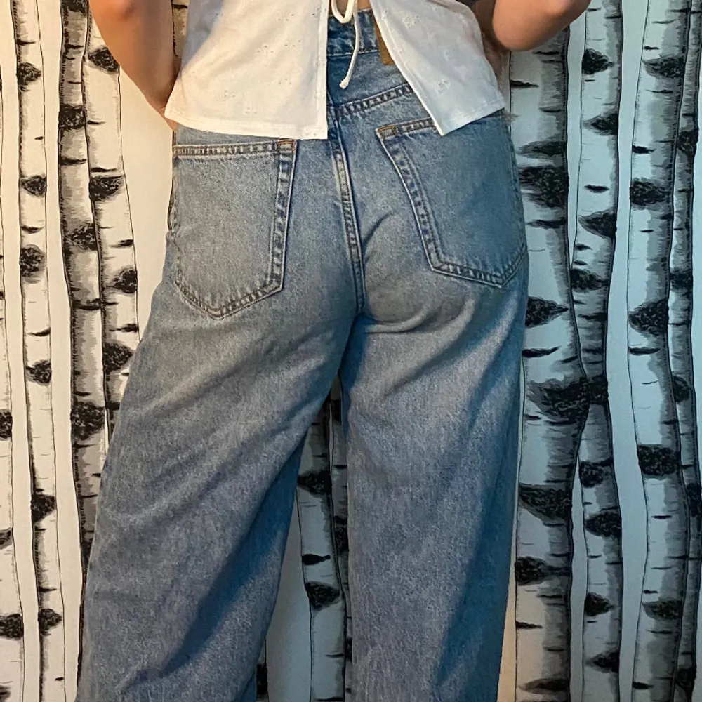 Blåa jeans med straight legs från H&M. Säljer då dem inte kommer till användning längre💕☺️. Jeans & Byxor.