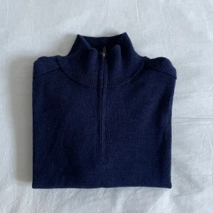 Half zip merino - Fet zipup i 100 procent merinoull. Bra skick och storlek M. Skriv om du har några frågor.