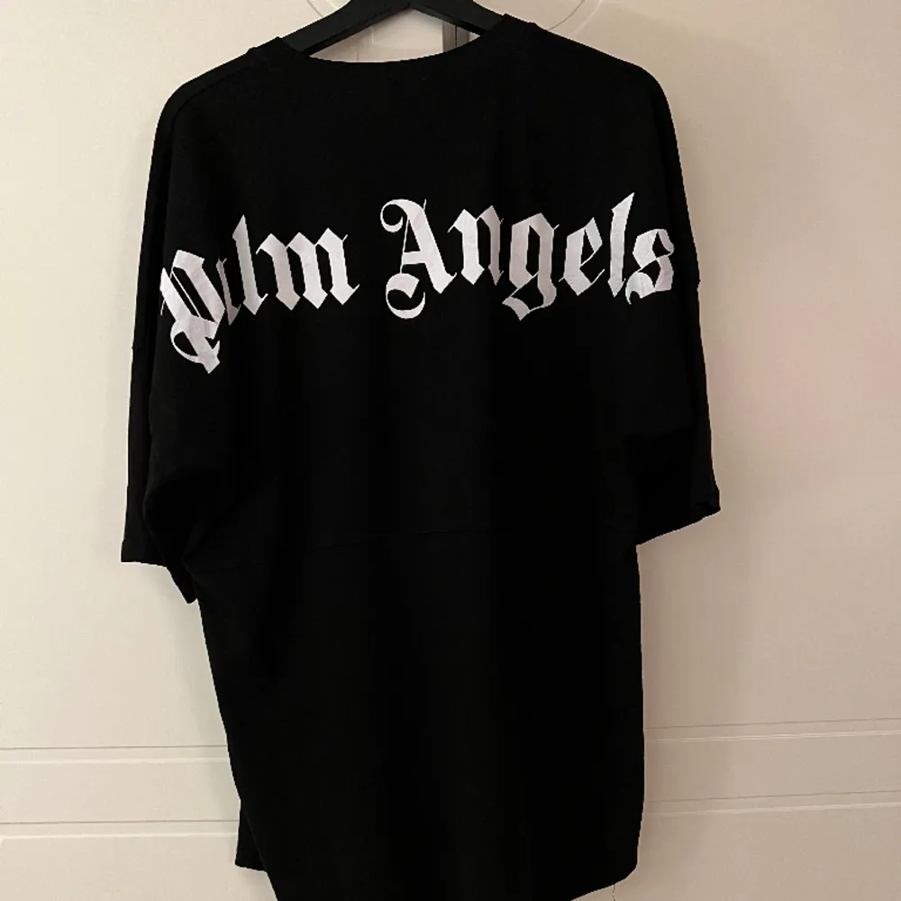 Svart Palm Angels tshirt. Fint skick . T-shirts.