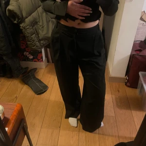 Kostymbyxor zara - svarta lågmidjade kostymbyxor från zara som inte kommer till användning. Köptes för inte alls längesedan, alltså använda fåtal gånger. Byxorna är i stl S men passar även M. Säljer för 200kr