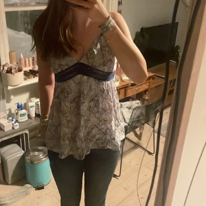 Blått linne  - Säljer nu detta jättefina blåa linnet från zalando. Använd runt två gånger och är därför i bra skick. Säljer då det varken kom till användning eller var min stil. Det är min spegel som är smutsig och inte tröjan. Kontakta vid intresse❤️💗