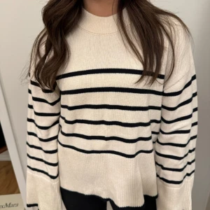 Stickad randig tröja Gina tricot  - Superfin tröja från ginatricot. Knappt använd och är så gott som ny!🥰