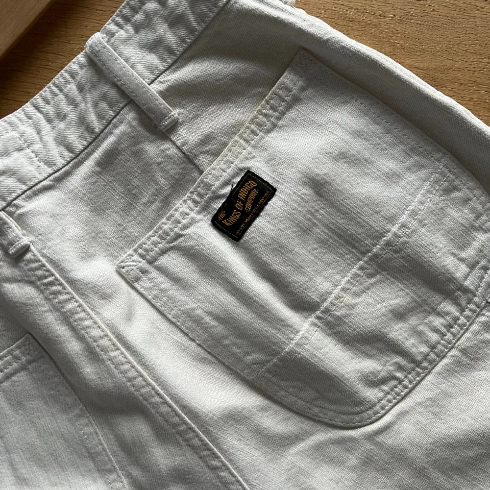 Ett par vita cargo/workwear-byxor från Kings of Indigo! Tror de är en storlek UK 10 men jag kollar gärna mått om så önskas. Min partner som burit dem har storlek M i det allra mesta. Skitsnygga i varje fall 👌. Jeans & Byxor.