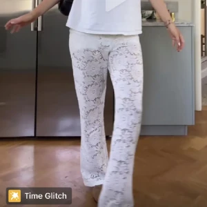 Vita spetsbyxor - 🙌🏼SÖKER!!🙌🏼vita spetsbyxor från and other stories i storlek S (lånade bilder) kan lägga högt pris för dem🤪🙌🏼hör av dig om du är intresserad 