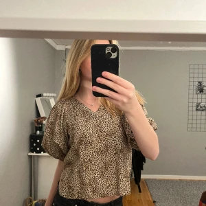 blus - Heeej! Jag säljer min leopardmönstrade blus från Gina eftersom att jag inte använder den längre, den är i gott skick. Den har stolek 34 och jag är 174 cm lång. Säljer den för 75 kr och köpare står för frakt(75+frakt). Skriv privat för fler bilder!❤️