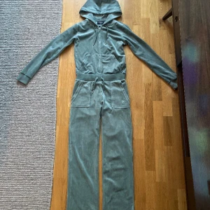 Juicy set - Säljer denna fina gröna juicy set💚 i jätte fint skick har inga slitage eller noppror. 