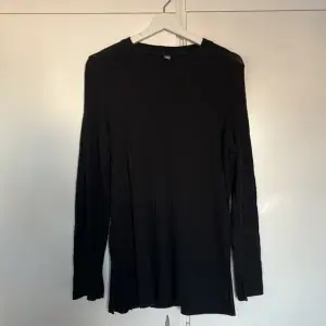 En lång skön svart tröja. Stor i storleken