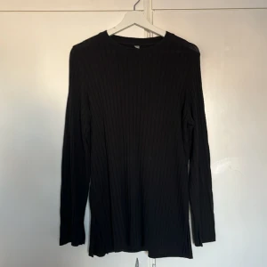 Lång svart tröja - En lång skön svart tröja. Stor i storleken