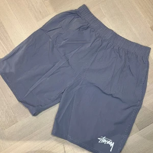 Stussy shorts - Säljer dessa as najs shorts med Stussy loga på. Materialet påminner lite om badbyxor men det har inget nät så tror inte det är badbyxor. Pris: 300kr