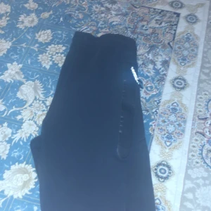 Nike tech byxor svarta - Är i bra skick har en liten fläck,Stl S