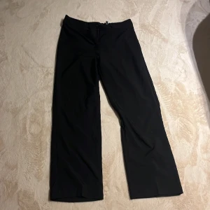 Kostymbyxor  - Byxorna sitter i perfekt längd för den som är 1,60-1,67. Byxorna är helt raka. Köpta från vero Moda.   PRIS KAN DISKUTERAS