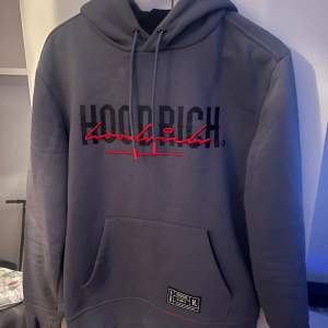 Säljer min tracksuit av hoodrich. Både hoodien och byxorna är i storlek S och är använda ett fåtal gånger. Tydligt sagt är tracksuiten i väldigt bra skick. Kom dm för funderingar eller för ett separat köp.