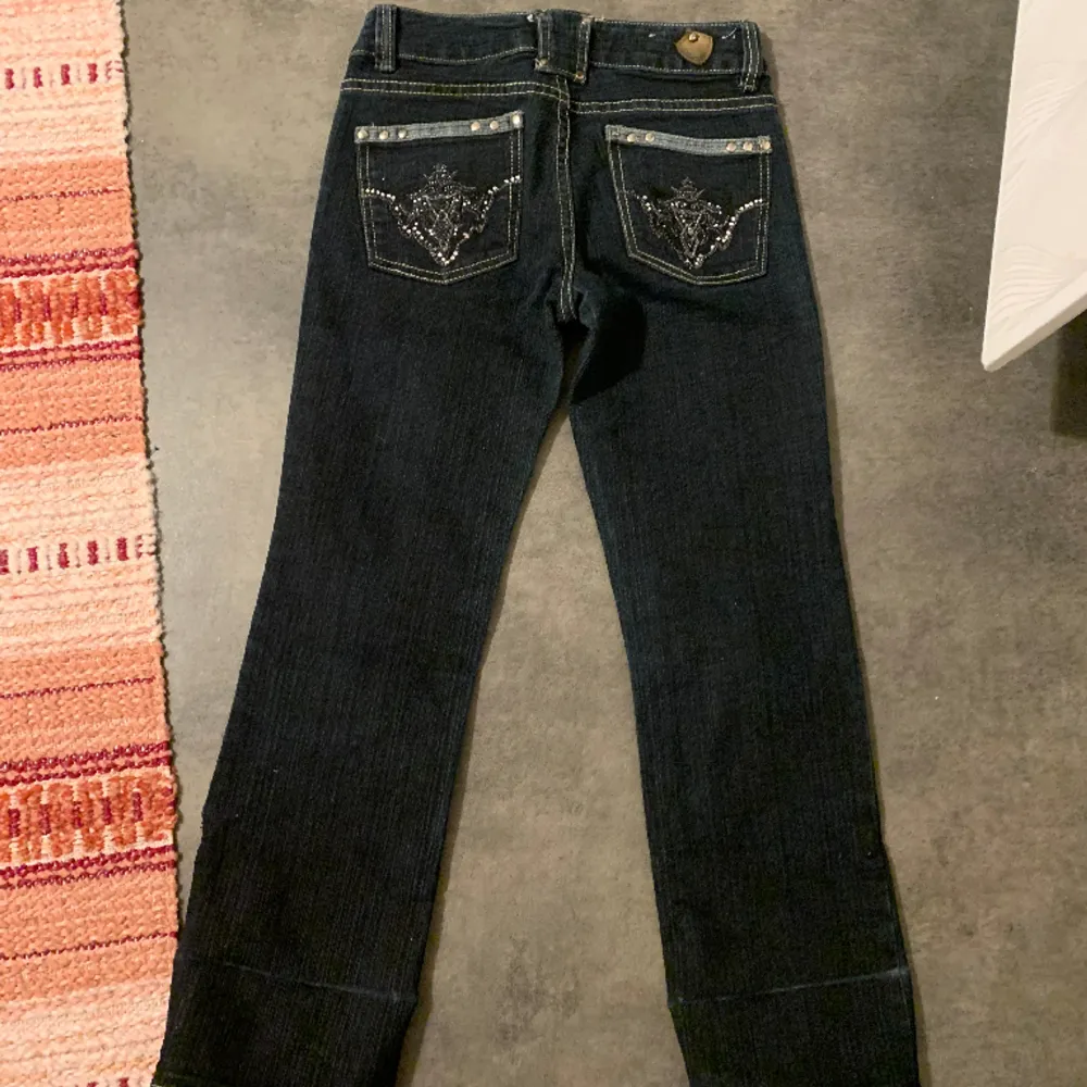 Låg medjade jane Norman jeans i mycket bra skick, jag skulle sagt att de är xs efter som de är korta💗 pris kan diskuteras💗. Jeans & Byxor.