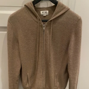 Soft Goat zip hoodie - Säljer nu en sjukt fin zip hoodie från Soft Goat! Slutsåld och svår att få tag på. Skicket är 8/10. Hör av er vid frågor och funderingar!