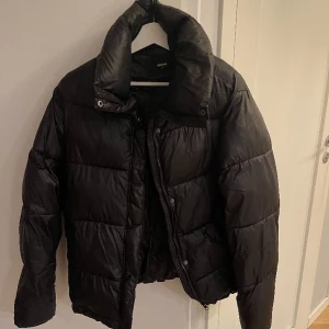 Bikbok jacka - Svart jacka från Bikbok, storlek xs🖤 skriv för fler bilder eller om du har några frågor, köparen står för frakten