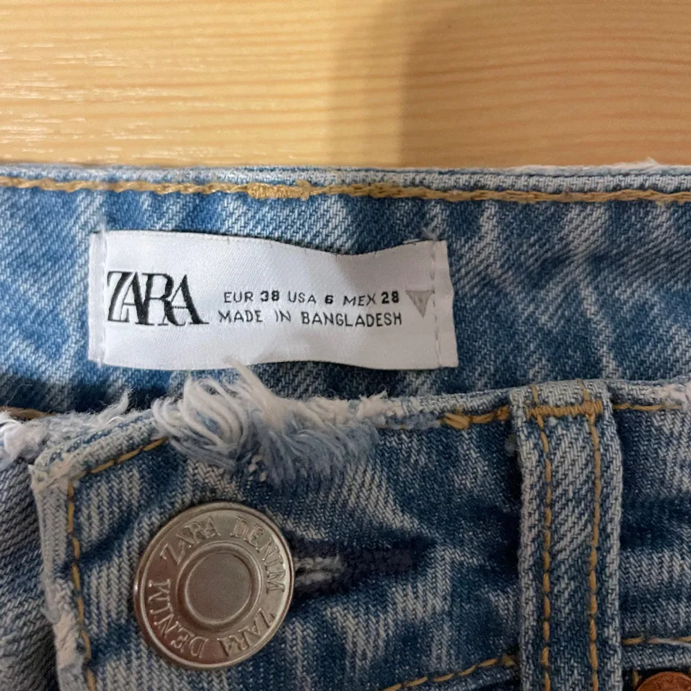 Säljer dessa zara jeans i storlek 38, då dem inte passar mig längre. Sitter jätte fint på! Köpare står för frakt💗. Jeans & Byxor.