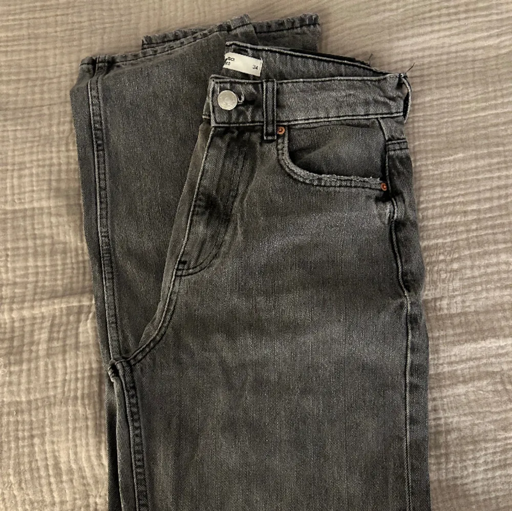 Gråa straight jeans från Gina Tricot som aldrig är använda, köpte en för liten storlek. Lång och rak modell som passar mig (173cm). Jeans & Byxor.