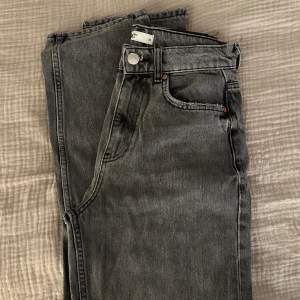 Gråa straight jeans från Gina Tricot som aldrig är använda, köpte en för liten storlek. Lång och rak modell som passar mig (173cm)