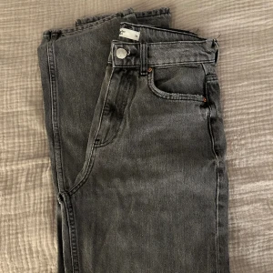 Straight Jeans - Gråa straight jeans från Gina Tricot som aldrig är använda, köpte en för liten storlek. Lång och rak modell som passar mig (173cm)