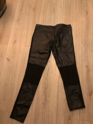 Fejk skin byxa - Fejk skin byxa som är bara prövade. 