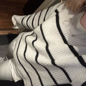 Stickad tröja - Inte använd så många gånger, så i bra skick!!✨