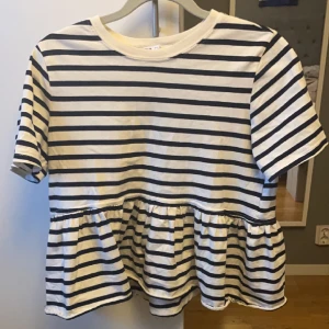 Zara top - Säljer denna fina toppen från Zara som inte finns på deras hemsida längre. Den är i storlek S