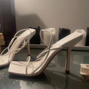 Vita klackskor - Ett par helt oanvända vita klackskor från ASOS i storlek 38, säljer pga att jag har 2 par likadana❤️ 