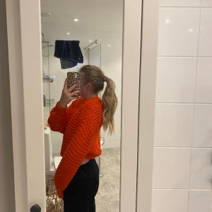 Stickat - Orange tröja i st S från MANGO, använd ett fåtal gånger. Inga defekter. 🧡 Köparen står för frakten 📦